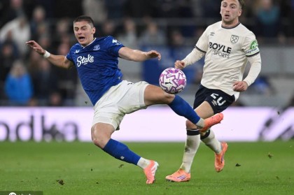 努诺执教首秀止连败 西汉姆联1-1埃弗顿
        
    努诺执教首秀止连败 西汉姆联1-1埃弗顿