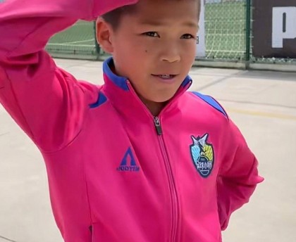 16岁刘凯源踢爆西甲U19后卫，背后是家庭全力支持