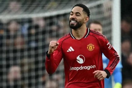 随着曼联3-2绝杀，维拉0-1小蜜蜂，热刺2-2曼城，英超积分榜出炉